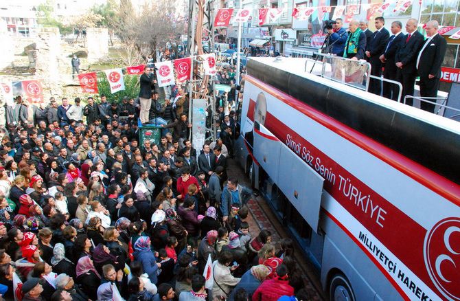 MHP LİDERi DEVLET BAHÇELİ AKHİSARLILAR İLE BULUŞTU